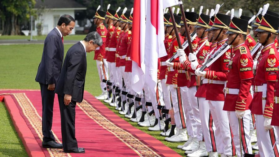 Presiden Joko Widodo terima kunjungan Kaisar Jepang Naruhito. (AP Photo/Achmad Ibrahim, Pool)