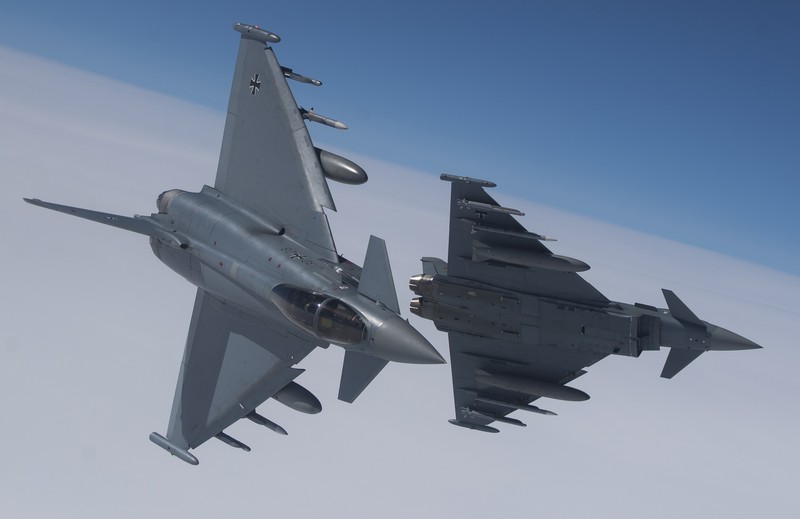Sebuah jet tempur Eurofighter Typhoon Jerman yang berpartisipasi dalam Misi Pemolisian Udara Baltik NATO beroperasi di wilayah udara Lituania selama latihan angkatan udara Ramstein Alloy, Selasa, 25 April 2017. Sebuah jet tempur Eurofighter Typhoon Jerman yang berpartisipasi dalam Misi Pemolisian Udara Baltik NATO beroperasi di wilayah udara Lituania selama latihan angkatan udara Ramstein Alloy, Selasa, 25 April 2017. (File Foto - AP Photo/Mindaugas Kulbis)