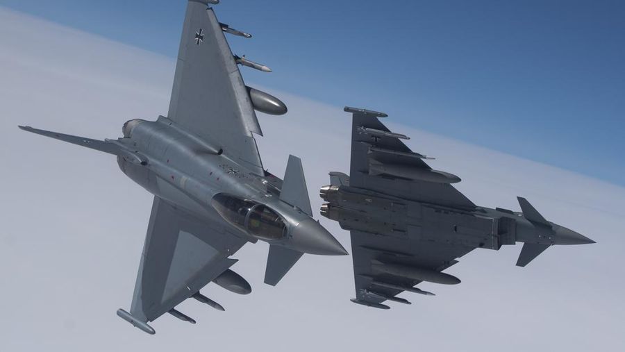 Sebuah jet tempur Eurofighter Typhoon Jerman yang berpartisipasi dalam Misi Pemolisian Udara Baltik NATO beroperasi di wilayah udara Lituania selama latihan angkatan udara Ramstein Alloy, Selasa, 25 April 2017. (File Foto - AP Photo/Mindaugas Kulbis)