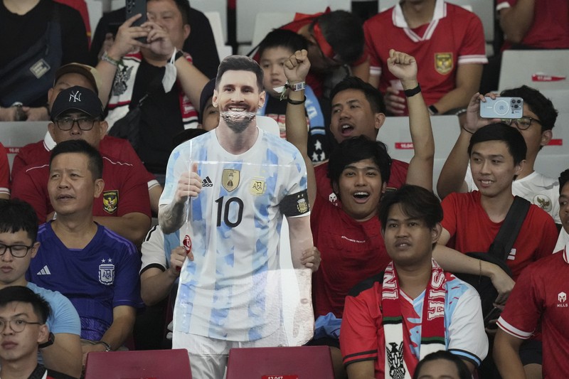 Tim Argentina berfoto bersama sebelum pertandingan persahabatan Argentina vs Indonesia di Stadion Gelora Bung Karno di Jakarta, Indonesia, 19 Juni 2023. Tim Argentina berfoto bersama sebelum pertandingan persahabatan Argentina vs Indonesia di Stadion Gelora Bung Karno di Jakarta, Indonesia, 19 Juni 2023. (REUTERS/Ajeng Dinar Ulfiana)
