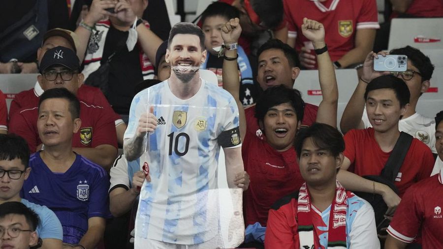 Tim Argentina berfoto bersama sebelum pertandingan persahabatan Argentina vs Indonesia di Stadion Gelora Bung Karno di Jakarta, Indonesia, 19 Juni 2023. (REUTERS/Ajeng Dinar Ulfiana)