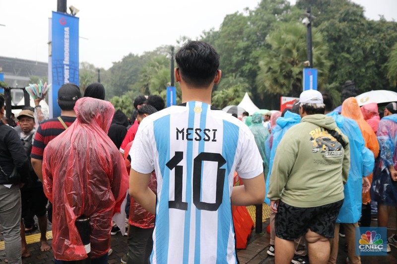 Sejumlah supporter Indonesia dan para fans Argentina mulai memadati Stadion GBK. (CNBC Indonesia/Rindi Salsabilla)