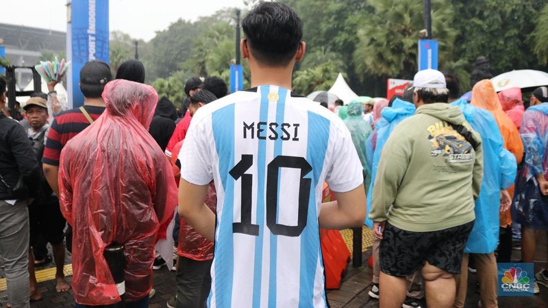 Sejumlah supporter Indonesia dan para fans Argentina mulai memadati Stadion GBK. (CNBC Indonesia/Rindi Salsabilla)