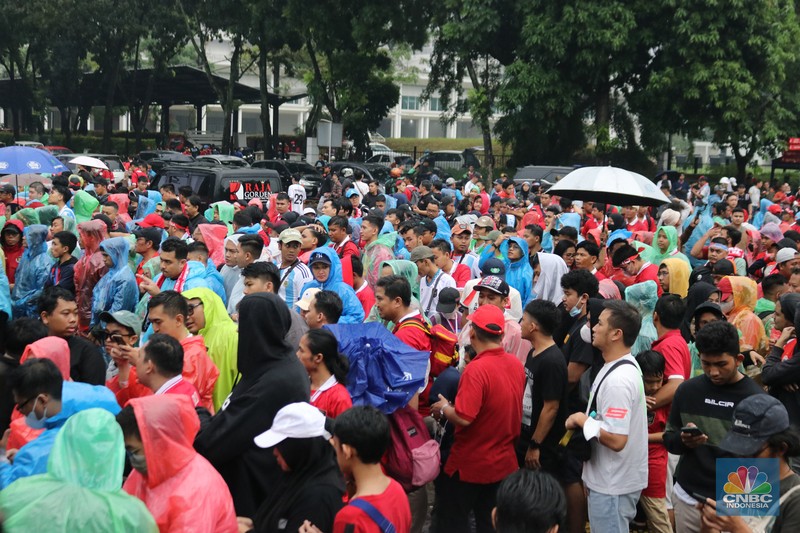 Sejumlah supporter Indonesia dan para fans Argentina mulai memadati Stadion GBK. (CNBC Indonesia/Rindi Salsabilla)