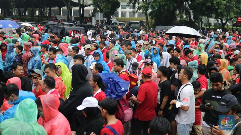 Sejumlah supporter Indonesia dan para fans Argentina mulai memadati Stadion GBK. (CNBC Indonesia/Rindi Salsabilla)