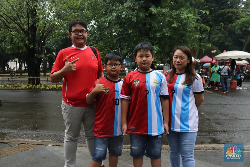 Sejumlah supporter Indonesia dan para fans Argentina mulai memadati Stadion GBK. (CNBC Indonesia/Rindi Salsabilla)