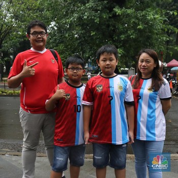 Warna-Warni Aksi Penonton Jelang Laga Argentina vs Indonesia