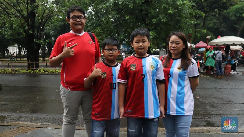 Sejumlah supporter Indonesia dan para fans Argentina mulai memadati Stadion GBK. (CNBC Indonesia/Rindi Salsabilla)