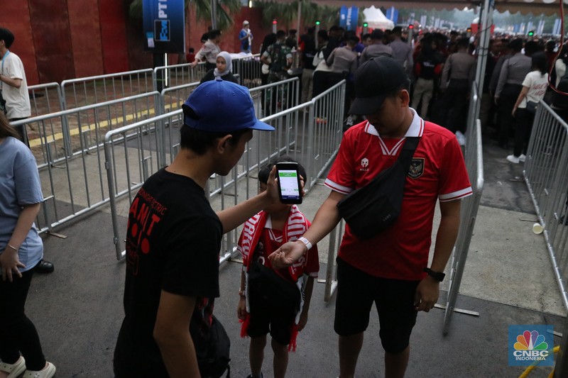 Sejumlah supporter Indonesia dan para fans Argentina mulai memadati Stadion GBK. Sejumlah supporter Indonesia dan para fans Argentina mulai memadati Stadion GBK. (CNBC Indonesia/Rindi Salsabilla)