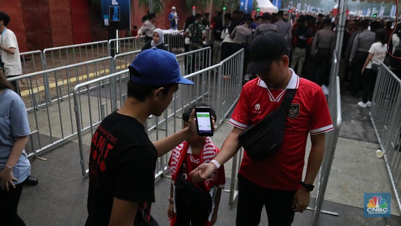 Sejumlah supporter Indonesia dan para fans Argentina mulai memadati Stadion GBK. (CNBC Indonesia/Rindi Salsabilla)