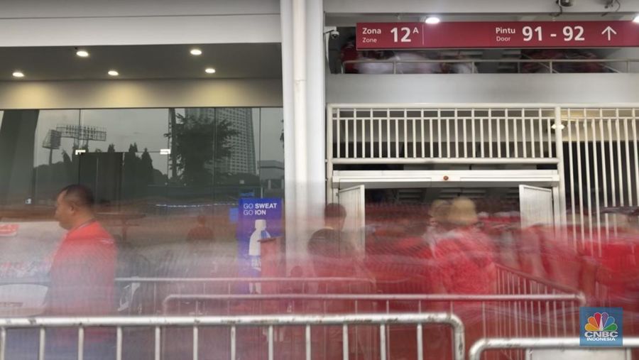 Sejumlah supporter Indonesia dan para fans Argentina mulai memadati Stadion GBK. (CNBC Indonesia/Rindi Salsabilla)
