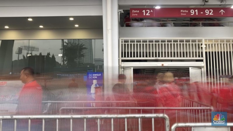 Sejumlah supporter Indonesia dan para fans Argentina mulai memadati Stadion GBK. (CNBC Indonesia/Rindi Salsabilla)