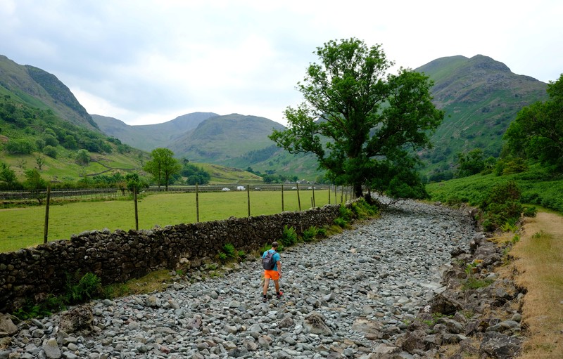 Dasar sungai kering dari Sungai Derwent terlihat setelah periode cuaca kering yang berkepanjangan di Seathwaite, Inggris, 18 Juni 2023. (REUTERS/Phil Noble)