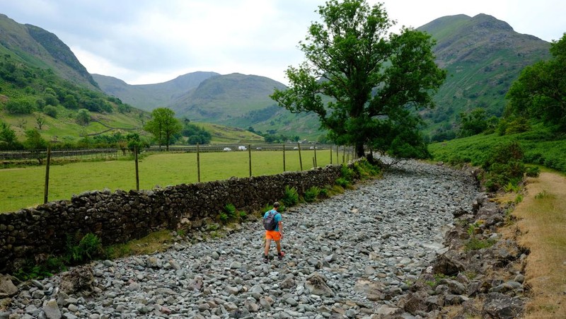 Dasar sungai kering dari Sungai Derwent terlihat setelah periode cuaca kering yang berkepanjangan di Seathwaite, Inggris, 18 Juni 2023. (REUTERS/Phil Noble)
