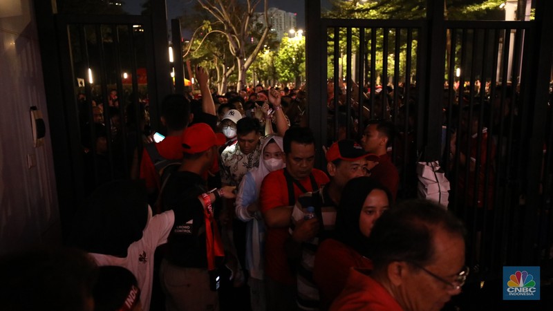 Suasana antrean panjang para penonton laga FIFA Matchday antara Timnas Indonesia melawan Argentina tampak terlihat di pintu masuk ke dalam Stadion Utama Gelora Bung Karno (SUGBK), Senayan, Jakarta, Senin (19/6/2023). Suasana antrean panjang para penonton laga FIFA Matchday antara Timnas Indonesia melawan Argentina tampak terlihat di pintu masuk ke dalam Stadion Utama Gelora Bung Karno (SUGBK), Senayan, Jakarta, Senin (19/6/2023). (CNBC Indonesia/Tri Susilo)