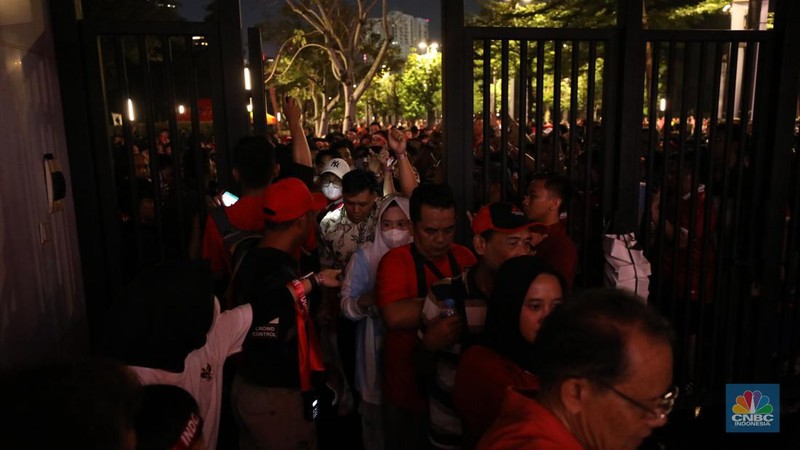 Suasana antrean panjang para penonton laga FIFA Matchday antara Timnas Indonesia melawan Argentina tampak terlihat di pintu masuk ke dalam Stadion Utama Gelora Bung Karno (SUGBK), Senayan, Jakarta, Senin (19/6/2023). (CNBC Indonesia/Tri Susilo)