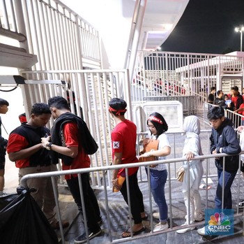 Antrean Mengular Puluhan Meter untuk Bisa Masuk Stadion GBK