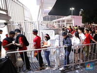 Antrean Mengular Puluhan Meter untuk Bisa Masuk Stadion GBK