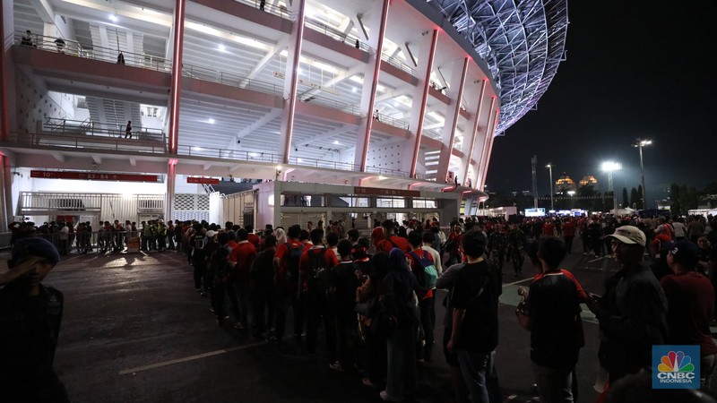 Suasana antrean panjang para penonton laga FIFA Matchday antara Timnas Indonesia melawan Argentina tampak terlihat di pintu masuk ke dalam Stadion Utama Gelora Bung Karno (SUGBK), Senayan, Jakarta, Senin (19/6/2023). Suasana antrean panjang para penonton laga FIFA Matchday antara Timnas Indonesia melawan Argentina tampak terlihat di pintu masuk ke dalam Stadion Utama Gelora Bung Karno (SUGBK), Senayan, Jakarta, Senin (19/6/2023). (CNBC Indonesia/Tri Susilo)