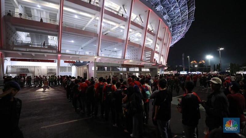 Suasana antrean panjang para penonton laga FIFA Matchday antara Timnas Indonesia melawan Argentina tampak terlihat di pintu masuk ke dalam Stadion Utama Gelora Bung Karno (SUGBK), Senayan, Jakarta, Senin (19/6/2023). (CNBC Indonesia/Tri Susilo)