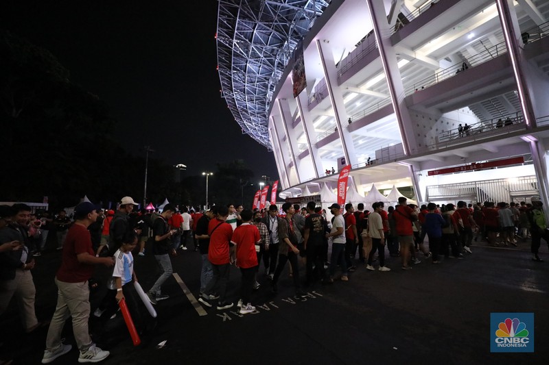 Suasana antrean panjang para penonton laga FIFA Matchday antara Timnas Indonesia melawan Argentina tampak terlihat di pintu masuk ke dalam Stadion Utama Gelora Bung Karno (SUGBK), Senayan, Jakarta, Senin (19/6/2023). Suasana antrean panjang para penonton laga FIFA Matchday antara Timnas Indonesia melawan Argentina tampak terlihat di pintu masuk ke dalam Stadion Utama Gelora Bung Karno (SUGBK), Senayan, Jakarta, Senin (19/6/2023). (CNBC Indonesia/Tri Susilo)