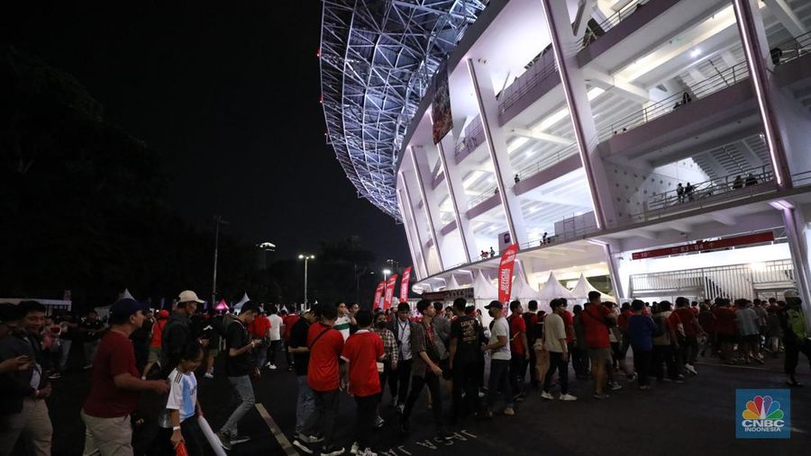 Suasana antrean panjang para penonton laga FIFA Matchday antara Timnas Indonesia melawan Argentina tampak terlihat di pintu masuk ke dalam Stadion Utama Gelora Bung Karno (SUGBK), Senayan, Jakarta, Senin (19/6/2023). (CNBC Indonesia/Tri Susilo)