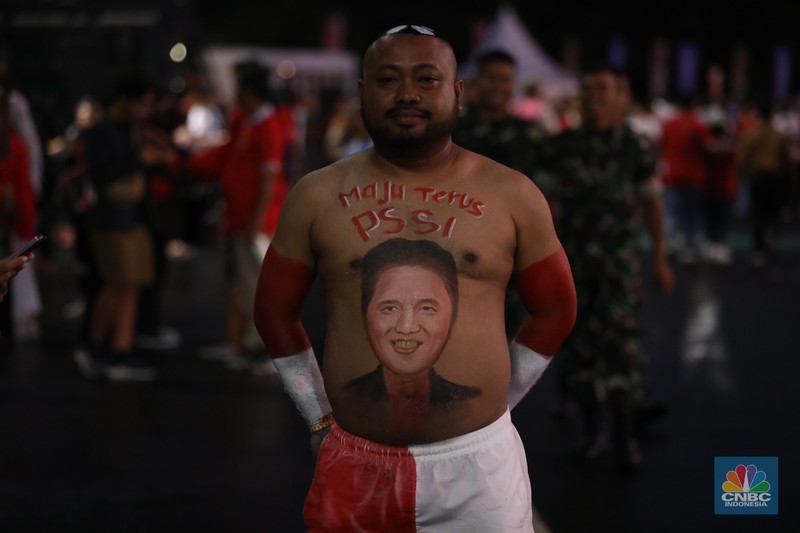 Suasana antrean panjang para penonton laga FIFA Matchday antara Timnas Indonesia melawan Argentina tampak terlihat di pintu masuk ke dalam Stadion Utama Gelora Bung Karno (SUGBK), Senayan, Jakarta, Senin (19/6/2023). Suasana antrean panjang para penonton laga FIFA Matchday antara Timnas Indonesia melawan Argentina tampak terlihat di pintu masuk ke dalam Stadion Utama Gelora Bung Karno (SUGBK), Senayan, Jakarta, Senin (19/6/2023). (CNBC Indonesia/Tri Susilo)