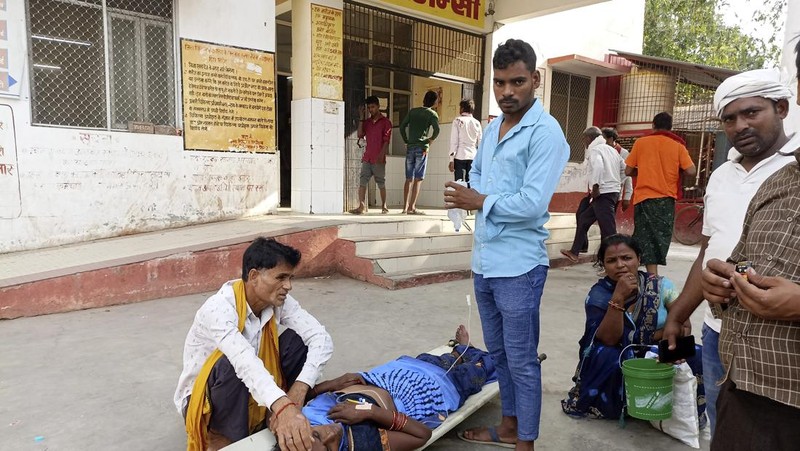 Warga berkativitas ditengah gelombang panas di distrik Lalitpur di negara bagian Uttar Pradesh Utara, India. (AP Photo/Rajesh Kumar Singh)