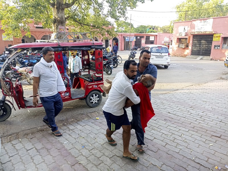 Warga berkativitas ditengah gelombang panas di distrik Lalitpur di negara bagian Uttar Pradesh Utara, India. (AP Photo/Rajesh Kumar Singh)