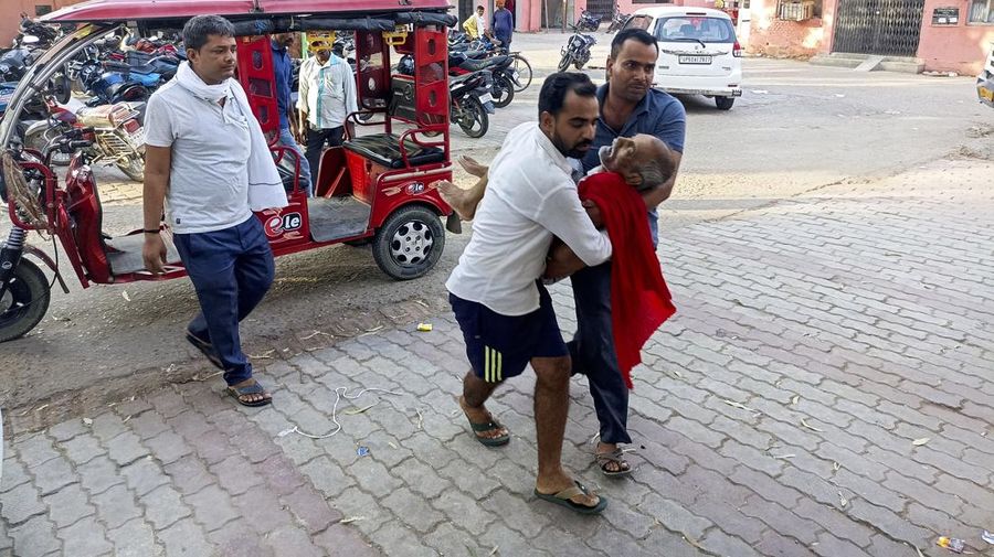 Warga berkativitas ditengah gelombang panas di distrik Lalitpur di negara bagian Uttar Pradesh Utara, India. (AP Photo/Rajesh Kumar Singh)