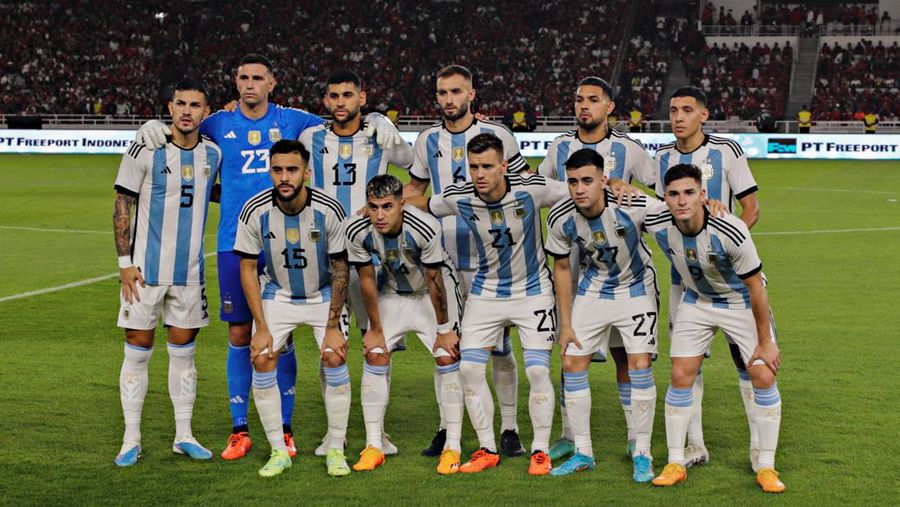 Tim Argentina berfoto bersama sebelum pertandingan persahabatan Argentina vs Indonesia di Stadion Gelora Bung Karno di Jakarta, Indonesia, 19 Juni 2023. Tim Argentina berfoto bersama sebelum pertandingan persahabatan Argentina vs Indonesia di Stadion Gelora Bung Karno di Jakarta, Indonesia, 19 Juni 2023. (REUTERS/Ajeng Dinar Ulfiana)