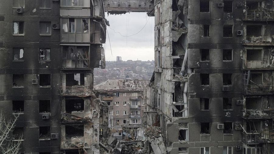 Pemandangan menunjukkan bangunan tempat tinggal yang hancur selama konflik Ukraina-Rusia di kota pelabuhan selatan Mariupol, Ukraina, Kamis (14/42022), (REUTERS/Pavel Klimov/File Photo)
