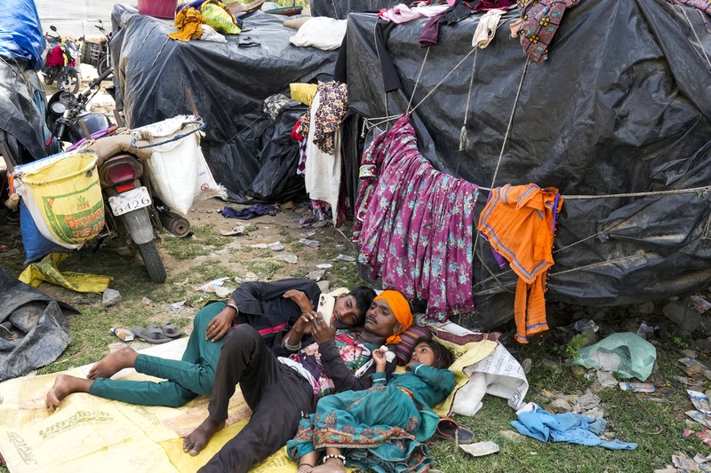 Warga berkativitas ditengah gelombang panas di distrik Lalitpur di negara bagian Uttar Pradesh Utara, India. Warga berkativitas ditengah gelombang panas di distrik Lalitpur di negara bagian Uttar Pradesh Utara, India. (AP Photo/Rajesh Kumar Singh)