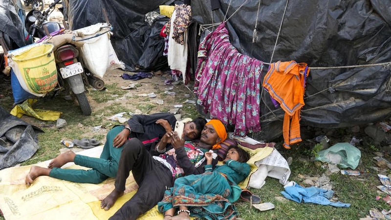Warga berkativitas ditengah gelombang panas di distrik Lalitpur di negara bagian Uttar Pradesh Utara, India. (AP Photo/Rajesh Kumar Singh)