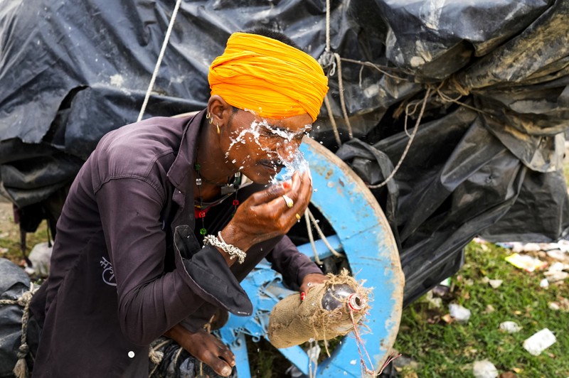 Warga berkativitas ditengah gelombang panas di distrik Lalitpur di negara bagian Uttar Pradesh Utara, India. (AP Photo/Rajesh Kumar Singh)