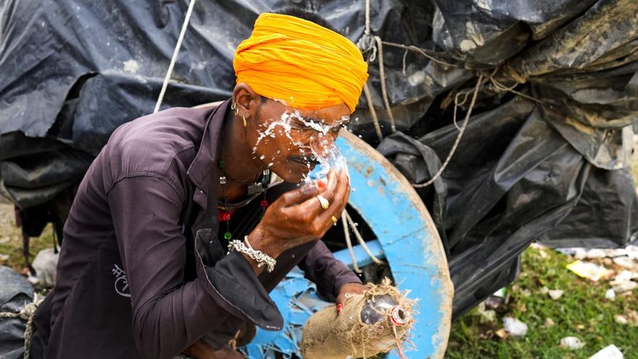 Warga berkativitas ditengah gelombang panas di distrik Lalitpur di negara bagian Uttar Pradesh Utara, India. (AP Photo/Rajesh Kumar Singh)