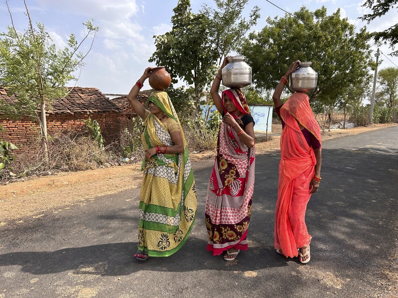 Warga berkativitas ditengah gelombang panas di distrik Lalitpur di negara bagian Uttar Pradesh Utara, India. Warga berkativitas ditengah gelombang panas di distrik Lalitpur di negara bagian Uttar Pradesh Utara, India. (AP Photo/Rajesh Kumar Singh)