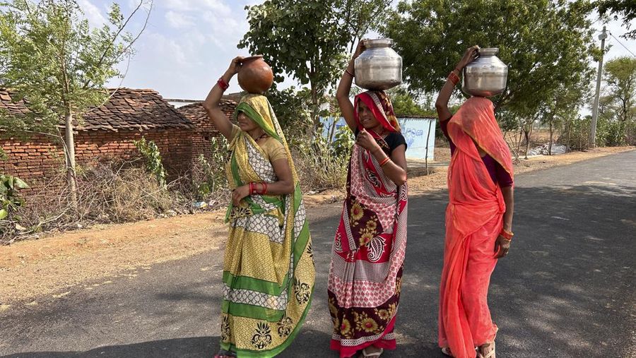 Warga berkativitas ditengah gelombang panas di distrik Lalitpur di negara bagian Uttar Pradesh Utara, India. (AP Photo/Rajesh Kumar Singh)