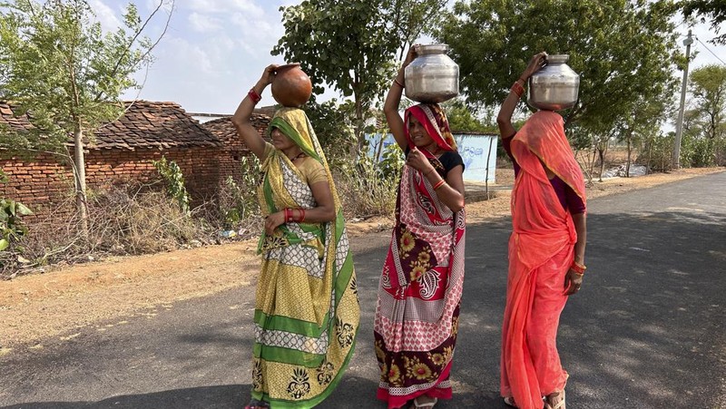 Warga berkativitas ditengah gelombang panas di distrik Lalitpur di negara bagian Uttar Pradesh Utara, India. (AP Photo/Rajesh Kumar Singh)