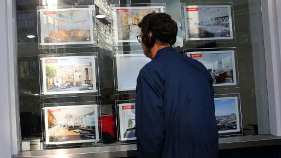 Properties are seen for sale in the window of an Estate Agents in London on September 29, 2022. The plan for top-to-bottom tax cuts, financed by a borrowing spree, have unnerved financial markets, alienated the International Monetary Fund and caused tensions with the Bank of England (BoE). Most immediately for UK voters, it is driving up costs including for home mortgages, as market interest rates surge in the middle of the worst cost-of-living crisis in generations. (Photo by ISABEL INFANTES / AFP)