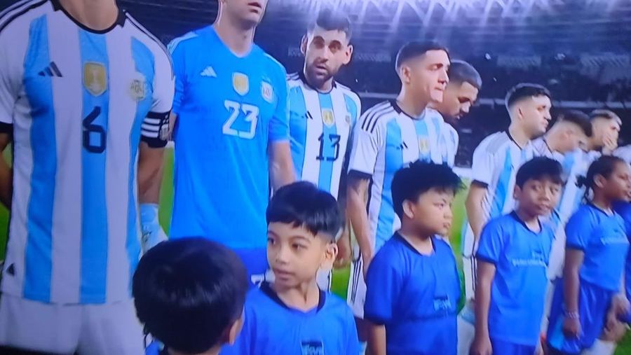 Cucu Presiden Jokowi, Jan Ethes, bikin heboh karena menjadi player escort atau pendamping kiper Argentina, Emiliano Martinez. (Twitter @gibran_tweet)