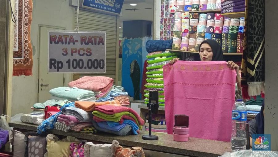 Fenomena baru para pedagang Pasar Tanah Abang melakukan live streaming untuk menjual barang dagangnya. (CNBC Indonesia/Martyasari Rizky)