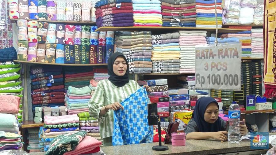 Fenomena baru para pedagang Pasar Tanah Abang melakukan live streaming untuk menjual barang dagangnya. (CNBC Indonesia/Martyasari Rizky)