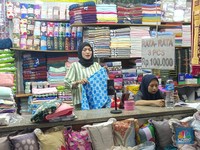 Gaya Baru, Pedagang Tanah Abang Berjualan Pakai Tripod & HP