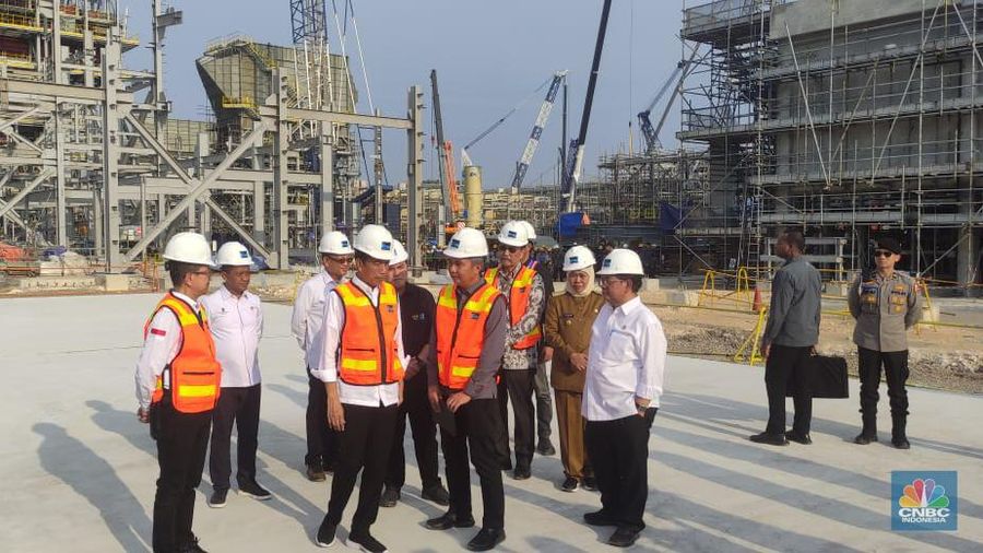 Jokowi kunjungi smelter Freeport Indonesia di Gresik, Jawa Timur. (վ/Verda Nano Setiawan)