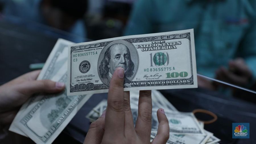Mata uang Dollar Amerika Serikat. (CNBC Indonesia/Tri Susilo)