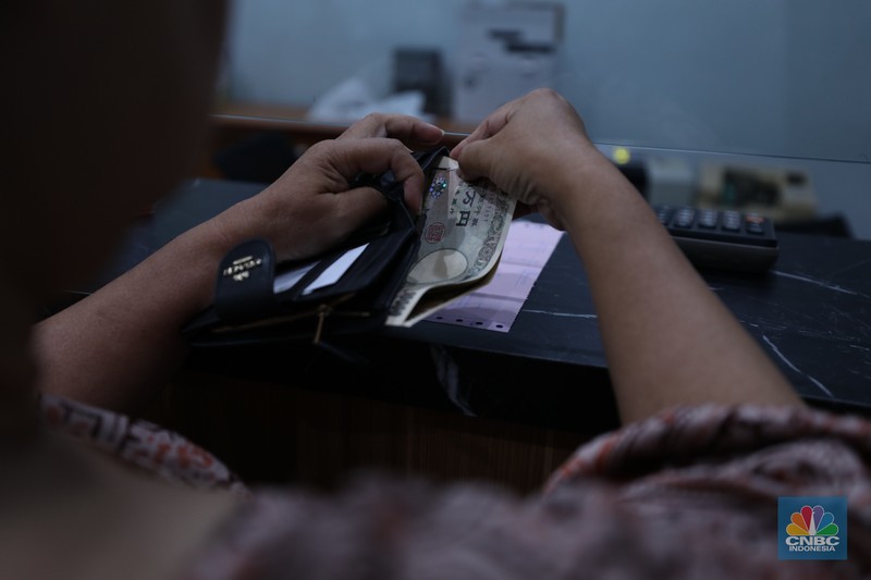 Suasana DolarAsia Money Changer di Kawasan Jakarta, Selasa (20/6/2023). Suasana DolarAsia Money Changer di Kawasan Jakarta, Selasa (20/6/2023). (CNBC Indonesia/Tri Susilo)