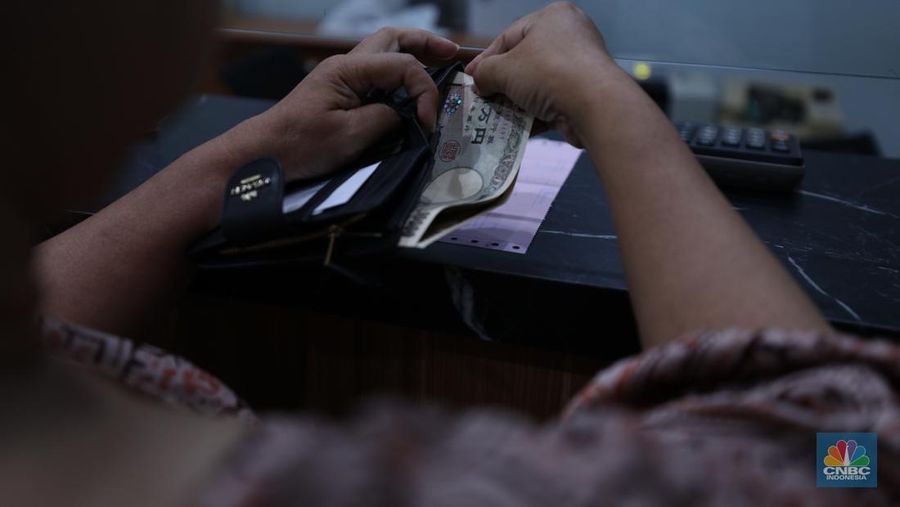 Suasana DolarAsia Money Changer di Kawasan Jakarta, Selasa (20/6/2023). (CNBC Indonesia/Tri Susilo)