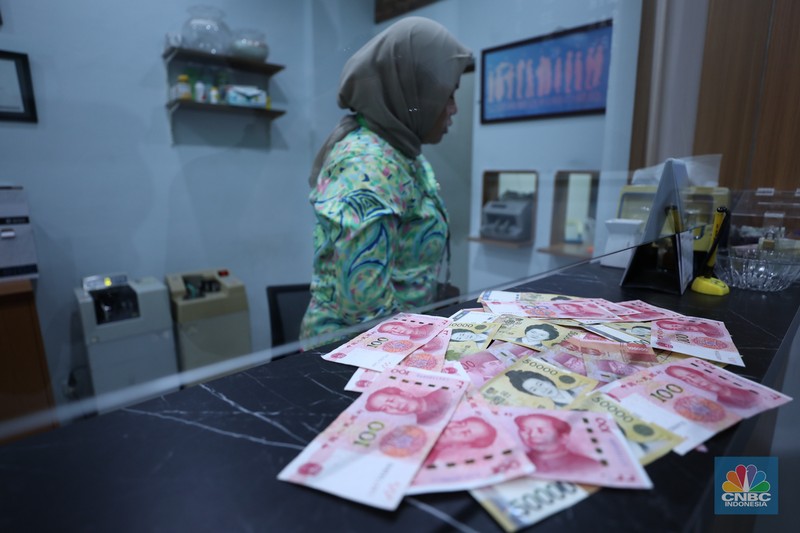 Suasana DolarAsia Money Changer di Kawasan Jakarta, Selasa (20/6/2023). (CNBC Indonesia/Tri Susilo)