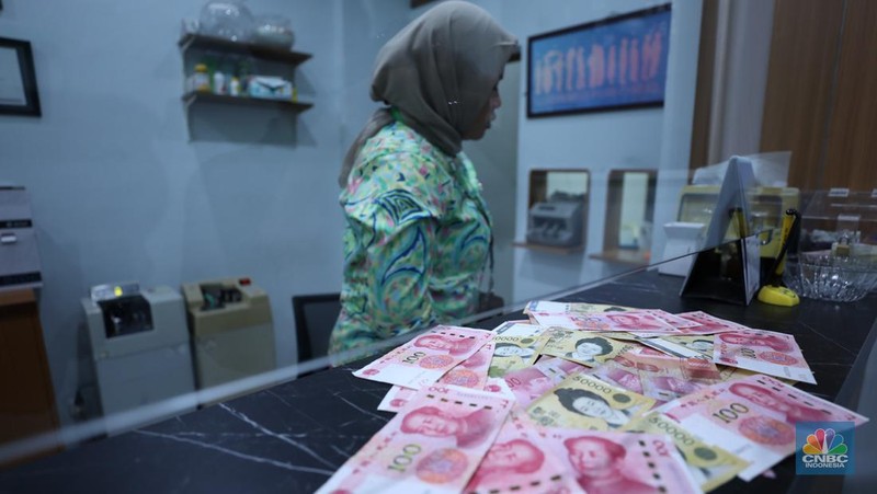 Suasana DolarAsia Money Changer di Kawasan Jakarta, Selasa (20/6/2023). (CNBC Indonesia/Tri Susilo)